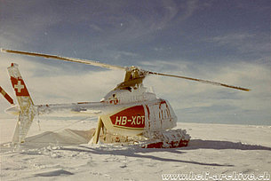 Greenland 1973 - The Bell 206A/B Jet Ranger II HB-XCT covered with snow and ice after a storm (archive E. Devaud)