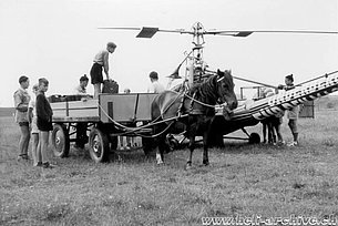 Germany 1954 - Refuelling of the Hiller UH-12A HB-XAA in service with Air Import (archivio M. Kramer)