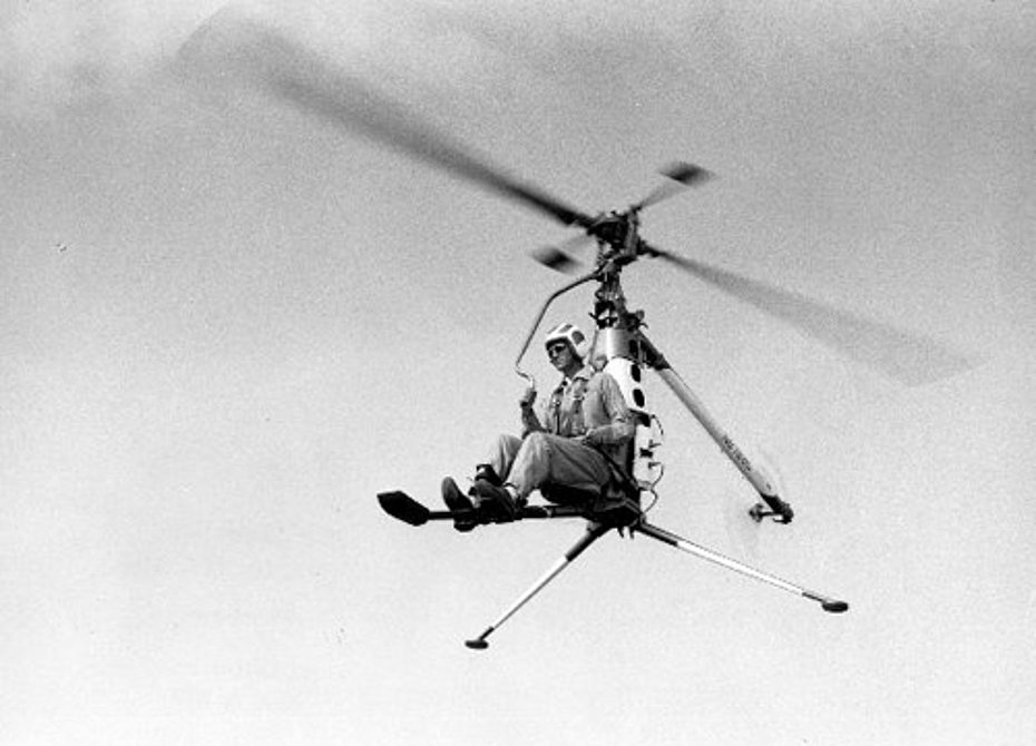 Richard "Dick" L. Peck durante uno dei suoi numerosi voli dimostrativi ai comandi del Rotorcycle (Hiller Helicopters)