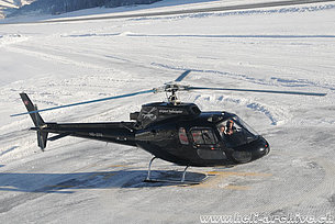 Samedan/GR, gennaio 2010 - L'AS 350B Ecureuil HB-ZFA in servizio con la Airport Helicopter (H. Zurniwen)