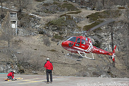 Zermatt/VS, marzo 2007 - L'AS 350B3 Ecureuil HB-ZCX in servizio con la Air Zermatt (M. Bazzani)