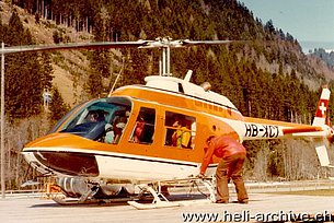 Early 1970s - The Bell 206A/B Jet Ranger II HB-XCT during a series of passengers flights (archive E. Devaud)