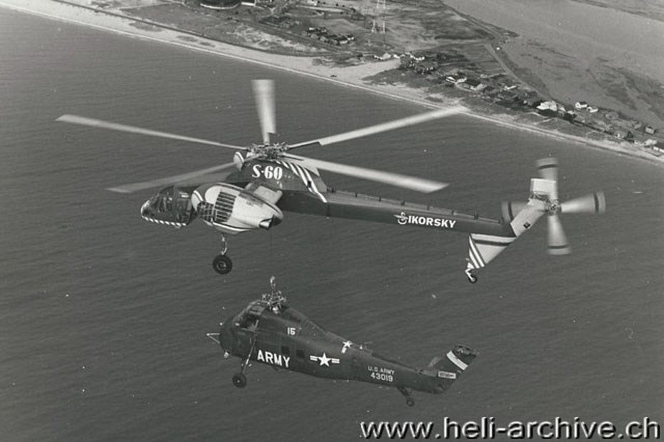 Il Sikorsky S-60 trasporta appeso al gancio baricentrico un Sikorsky S-58 (Sikorsky archives)