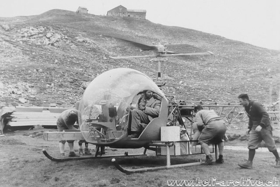 Tirolo/Austria, luglio 1958 - L'Agusta-Bell 47G2 HB-XAP pilotato da Sepp Bauer trasporta materiale da costruzione per la Memminger-Hütte (archivio Bauer)