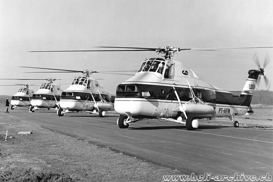 Aprile 1974 - Quattro Sikorsky S-58T destinati alla compagnia brasiliana Lider Aero Taxi si apprestano a lasciare il Connecticut. Si noti il serbatoio ausiliario montato sul fianco sinistro della fusoliera (HAB)