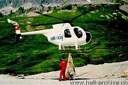 Early '80s - The Hughes 500D HB-XIN in service with Robert Fuchs at work (archive Fuchs Helikopter)