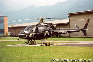 Aeroporto cantonale di Locarno/TI, agosto 1998 - L'AS 350B2 Ecureuil HB-XLJ in servizio con la Burgener Metall- und Glasbau AG (M. Bazzani)
