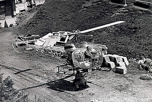 1965 - Jean Seydoux at the controls of the Bell 47G3B-1 HB-XBT is transporting building material for the construction of the Pizolhütte/GR (archive B. Brunner)