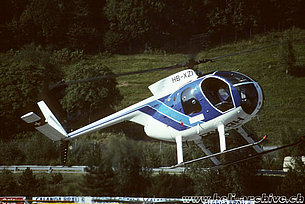 Ambrì/TI, agosto 1999 - Lo Hughes 500C HB-XZI in servizio con la Lions-Air AG (A. Heumann)