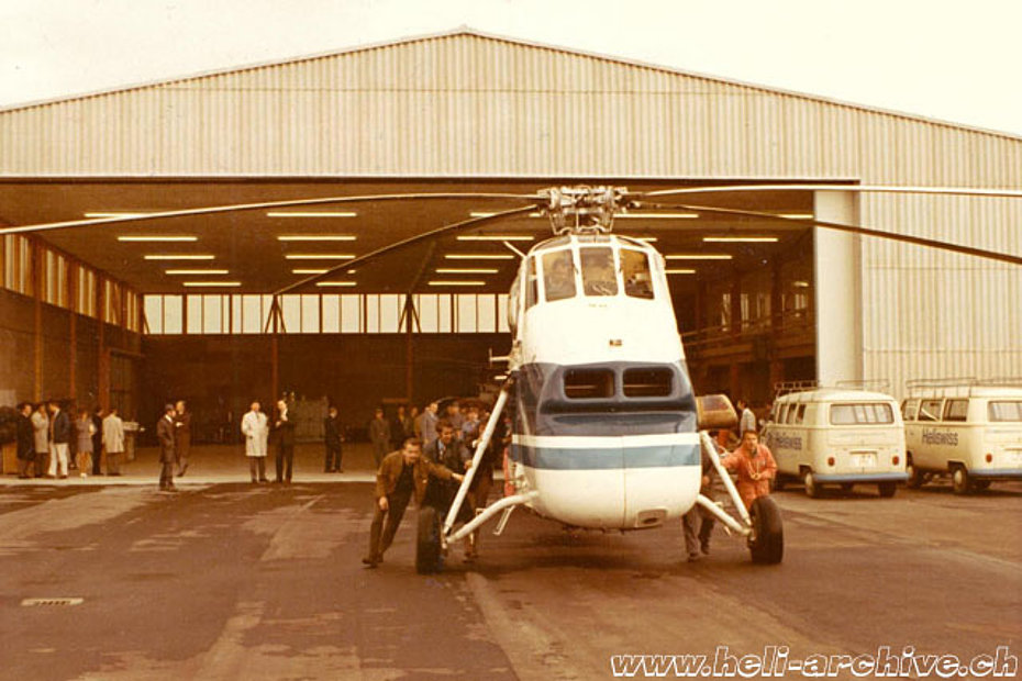 Giugno 1971 - Il Sikorsky S-58T N8478 viene spinto fuori dall'hangar della Heliswiss (R. Renggli)