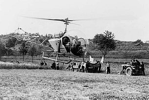Olanda 1958 - Il pilota elvetico Max Kramer fotografato ai comandi dell'Agusta-Bell 47G HB-XAV durante una serie di voli spray (archivio M. Kramer)