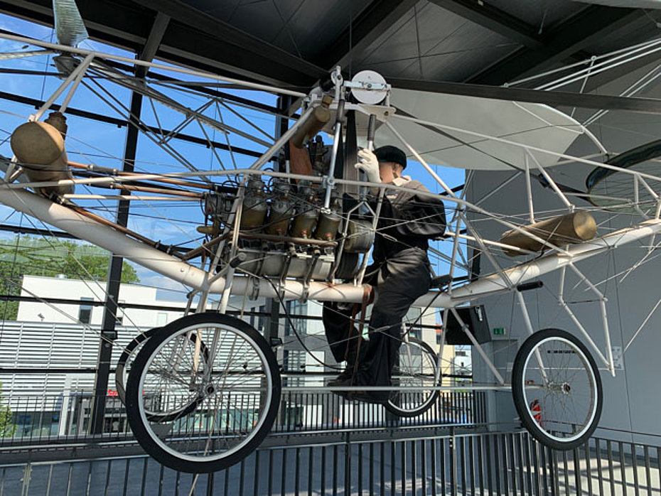 In the new museum's hall there is this wonderful replica of the helicopter built in 1906 by the French bicycles manufacturer Paul Cornu.