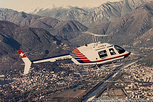1990 - Il Bell 206 Jet Ranger II HB-XOU in servizio con la Eliticino in volo sopra Locarno (HAB)