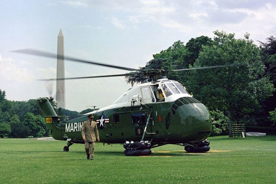 A VH-34D presidential helicopter (BuNo 147201) on the South Lawn of the White House in 1961. The helicopter is equipped with self-inflating emergency floats (John F. Kennedy Library)