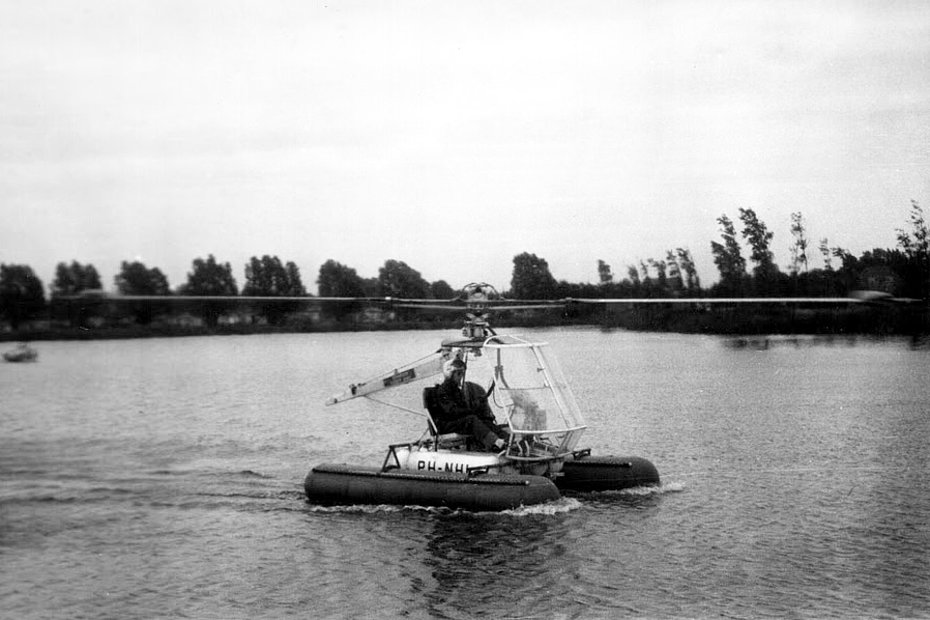 On July 4, 1957, on a lake near Overschie, water landing trials began with PH-NHI equipped with a pair of rubber floats manufactured by RFD-Holland (HAB)