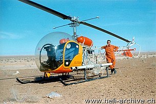 Tunisia 1966 - Il pilota della Heliswiss Markus Burkhard accanto al Bell 47G2 HB-XAT (foto archivio M. Burkhard)