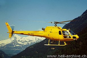 Ambrì/TI, maggio 1999 - L'AS 350B2 Ecureuil HB-XQU in servizio con la Heli-Rezia (M. Bazzani)