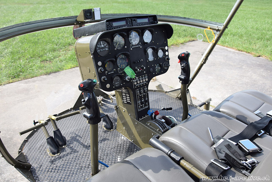 La cabina di un Hiller UH-12B con i comandi di volo. L'originale impianto radio è stato sostituito con un più moderno (M. Bazzani)