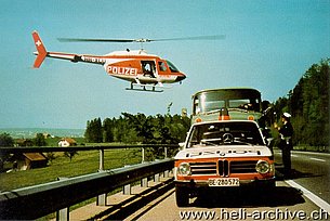 Regione di Berna primi anni Settanta - L'Agusta-Bell 206A Jet Ranger HB-XCU della Heliswiss impegnato durante un'esercitazione con la polizia (HAB)