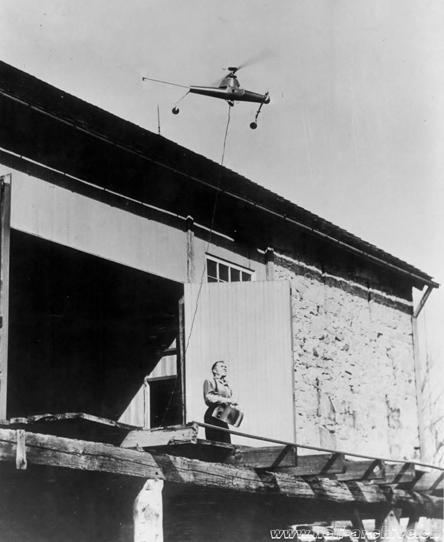 Arthur Young impegnato a testare uno dei suoi modelli telecomandati (Bell Helicopter)