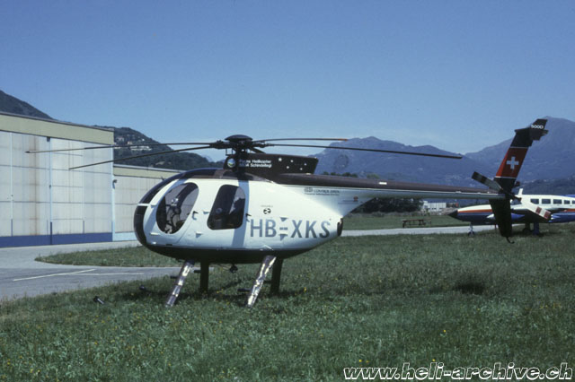 Lugano-Agno airport, August 1986 - The Hughes 500D HB-XKS of the Swiss operator Robert Fuchs (Sandro Regusci)