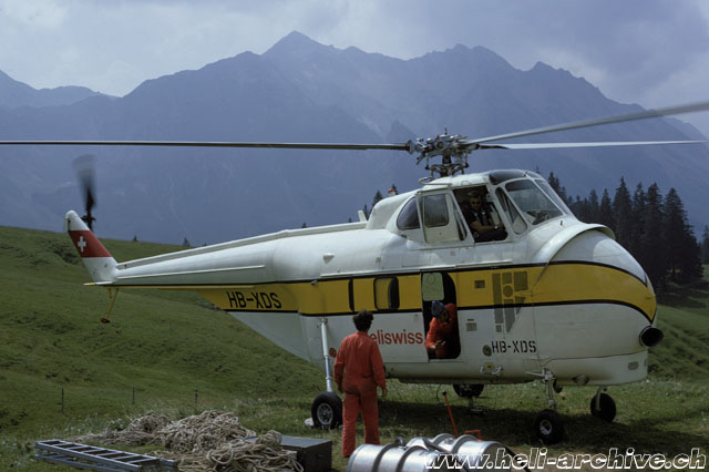 Jean-Pierre Füllemann fotografato ai comandi dell'Helitech-Sikorsky S-55T HB-XDS durante una pausa per il rifornimento (archivio P. Aegerter)