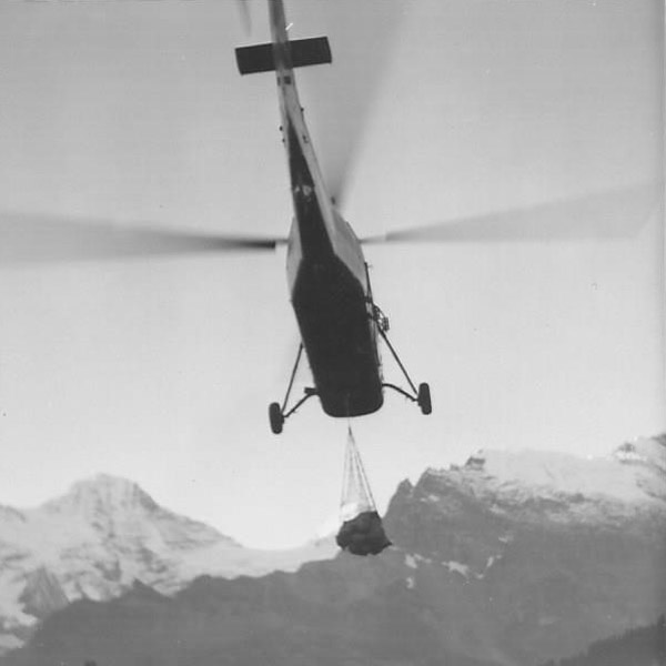 Il Sikorsky S-58C F-OBON in azione a Mürren per il trasporto di materiale per la costruzione della Schilthornbahn (R. Renggli)