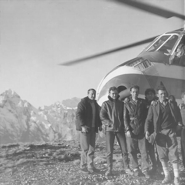 L'equipaggio francese in posa e sullo sfondo le alpi bernesi. Il primo a sinistra è il pilota francese Claude Aubé (R. Renggli)