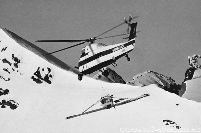 Claridenpass-Alpi glaronesi, 22 maggio 1963 - Il Sikorsky S-58C F-OBON in volo con appeso al gancio baricentrico l'apparecchio Champion 7 GCB HB-UAM (HAB)