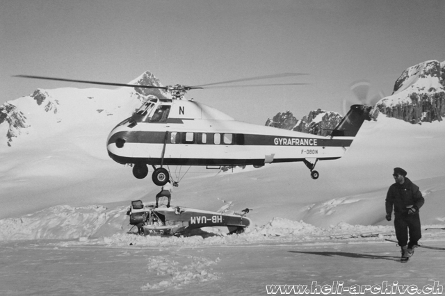 Claridenpass-Alpi glaronesi, 22 maggio 1963 - André Voirin ai comandi del Sikorsky S-58C F-OBON si appresta ad agganciare l'apparecchio Champion 7 GCB HB-UAM per discenderlo verso l'aeroporto di Mollis (HAB)