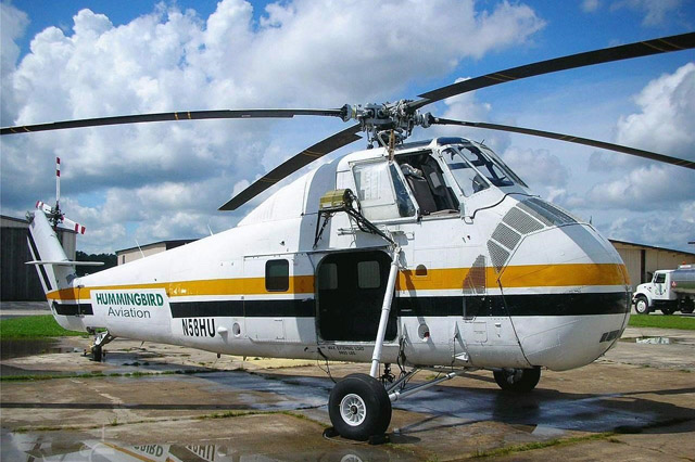 Il Sikorsky S-58J N58HU provvisto di verricello. Il carrello d'atterraggio è più robusto e dispone di due puntoni disposti a V (web)