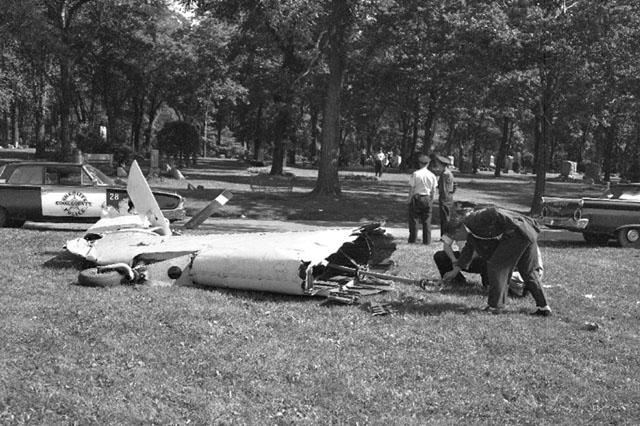 Forest Home Cemetery, July 27, 1960 - A portion of the fuselage with the tail rotor of the Sikorsky S-58C N879 is examined by FAA experts (photo Patty Oswalt)