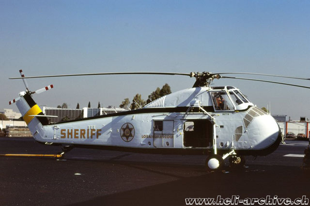 Long Beach/California, agosto 1981 - Il Sikorsky S-58J N87716 in servizio con il Los Angeles County Sheriff's Department (Anton Heumann)
