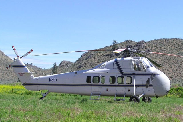 Il Sikorsky S-58C N867 fotografato a Brewster anch'esso utilizzato per asciugare i frutteti (web - ADF Helicopters)