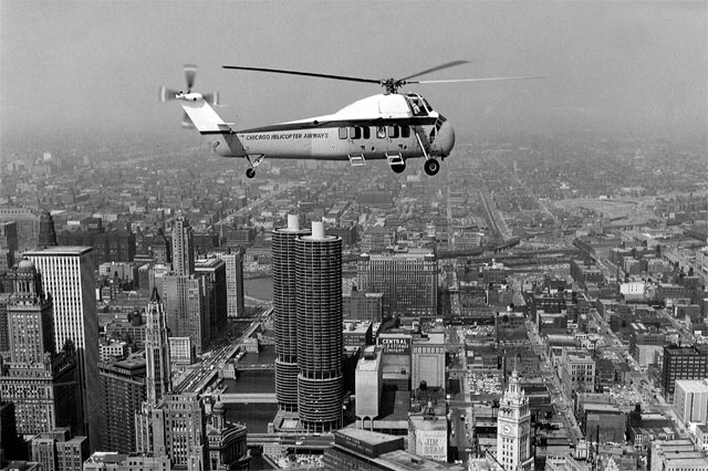 Uno dei Sikorsky S-58C della CHA in volo tra i grattacieli (HAB)