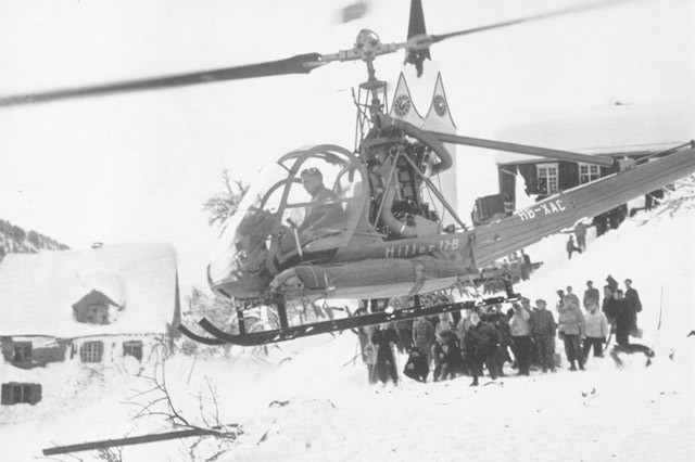 Blons/Austria, febbraio 1954 - L'Hiller UH-12B HB-XAC in servizio con la Oerlikon-Bührle & Co. impiegato in una missione di soccorso a favore delle vittime di una valanga (archivio O. Matti)