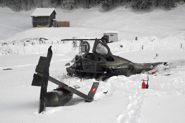 Il relitto dell'elicottero MD520N Notar (Kantonspolizei Schwyz
