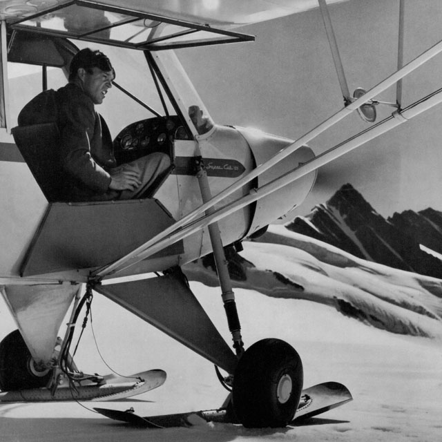 Maggio 1952 - Hermann Geiger ai comandi di un Piper Super Cub provvisto di sci per gli atterraggi sulla neve (HAB)