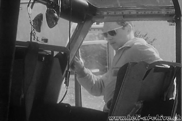 1968 - Helmut Hugl si appresta a salire a bordo di un Agusta-Bell 204B della Heliswiss (HAB)
