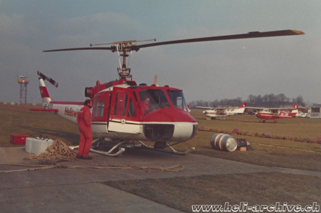 Jean-Pierre Füllemann at the controls of the Agusta-Bell 204B HB-XCQ. The man nearby the helicopter is the mechanic Bernhard (Benno) Tschachtli (archive P. Füllemann)