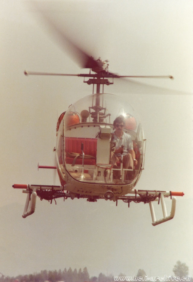 Peter Kolesnik photographed at the beginning of his aviation career at the controls of the Bell 47G2 HB-XAW in service with Heliswiss (family Kolesnik)