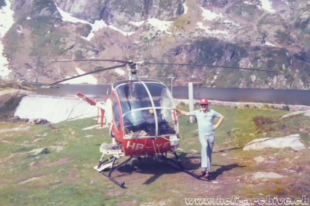 Second half of the 1970s - At the beginning of his aviation career Peter Kolesnik used frequently the Hughes 269C HB-XEH for the transportation of passengers and supplies in the the Swiss Alps (family Kolesnik)