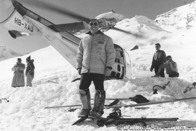 Fernand Martignoni in the Valaisan Alps along with the Bell 47J Ranger HB-XAU (archive family Martignoni)