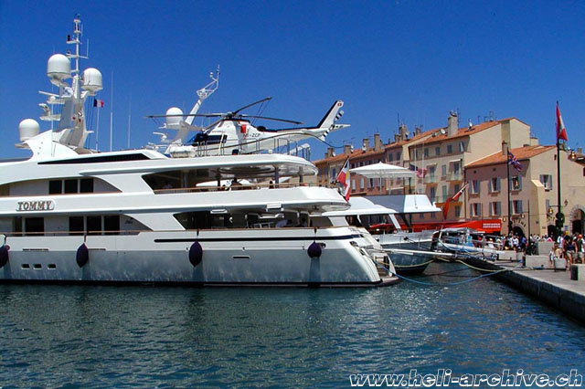 Lo yacht Tommy e a poppa l'Agusta A109E Power usato da Silvio Refondini per il trasporto di VIP (S. Refondini)