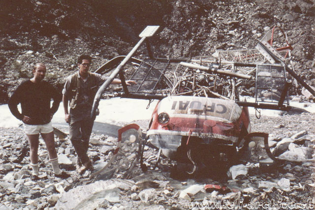 British Columbia, 4 agosto 1966 - JB Schmid ed i suoi due passeggeri escono incolumi dall'incidente che ha visto coinvolto il Bell 47G3 CF-UAI (JB Schmid)