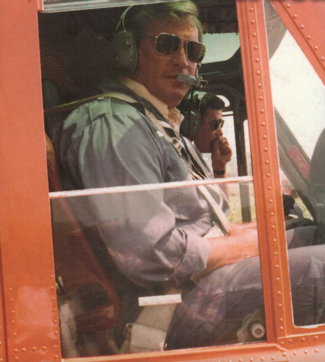 Walter Tschumi ai comandi di un Agusta-Bell 204B (archivio W. Tschumi)