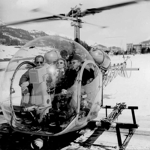 Samedan/GR, inverno 1958 - Il pilota Walter Demuth trasporta Athina Onassis con il suo maestro di sci (HAB - W. Demuth)