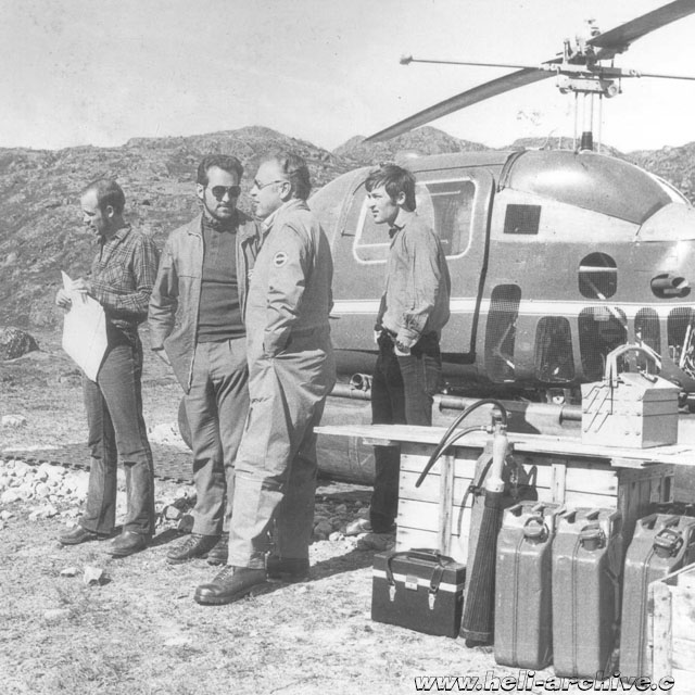 Groenlandia, giugno 1971 - Walter Demuth (con la tuta di volo) fotografato mentre conversa con Paul Schmid (fam. Schmid)