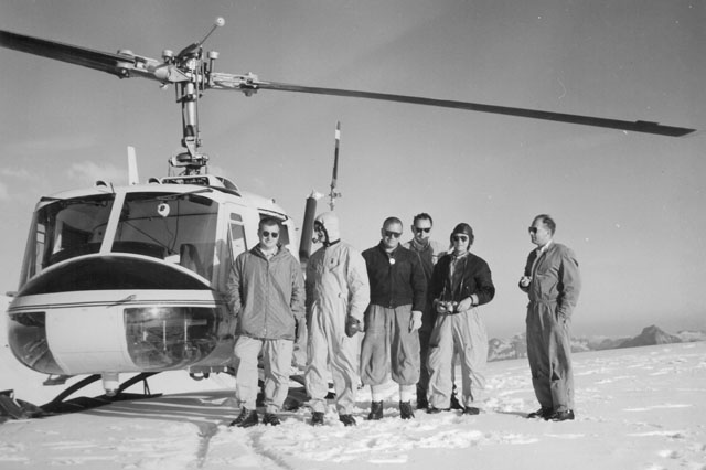 Alpi svizzere, luglio 1962 - Hansueli Weber, primo da sinistra, fotografato durante i voli di prova dell'elicottero Agusta-Bell 204B I-AGUG (HAB)