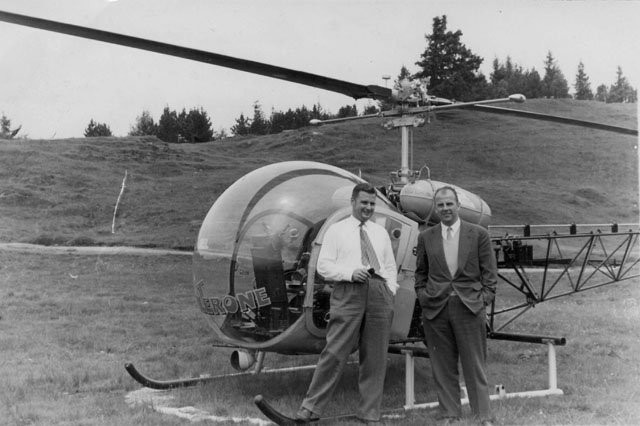 Alpi svizzere 1954 - Hansueli Weber fotografato insieme al pilota francese Jean Moine durante i voli di prova compiuti con il Bell 47G HB-XAE della Heliswiss (HAB)